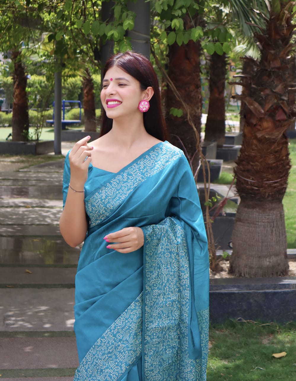 3 Elegant and Easy Saree Poses 🥰 #sareedraping #sareedrapingstyle #sa... |  TikTok