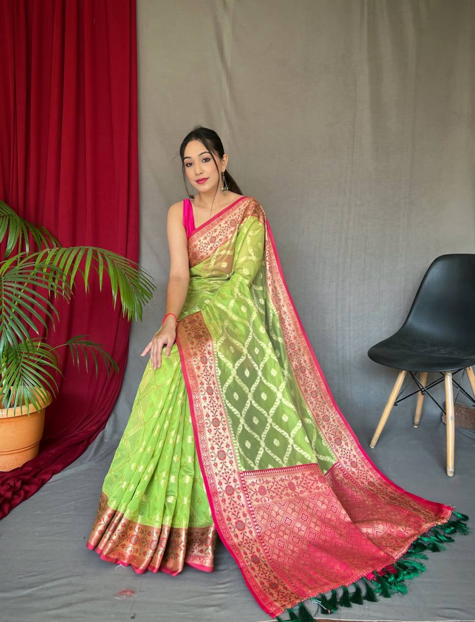 Green Pure Organza Weaved Saree With Jacquard Border